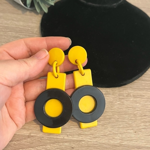 Vintage Retro Lucite Plastic Dangle Earrings Black and Yellow Hoops - Picture 2 of 3